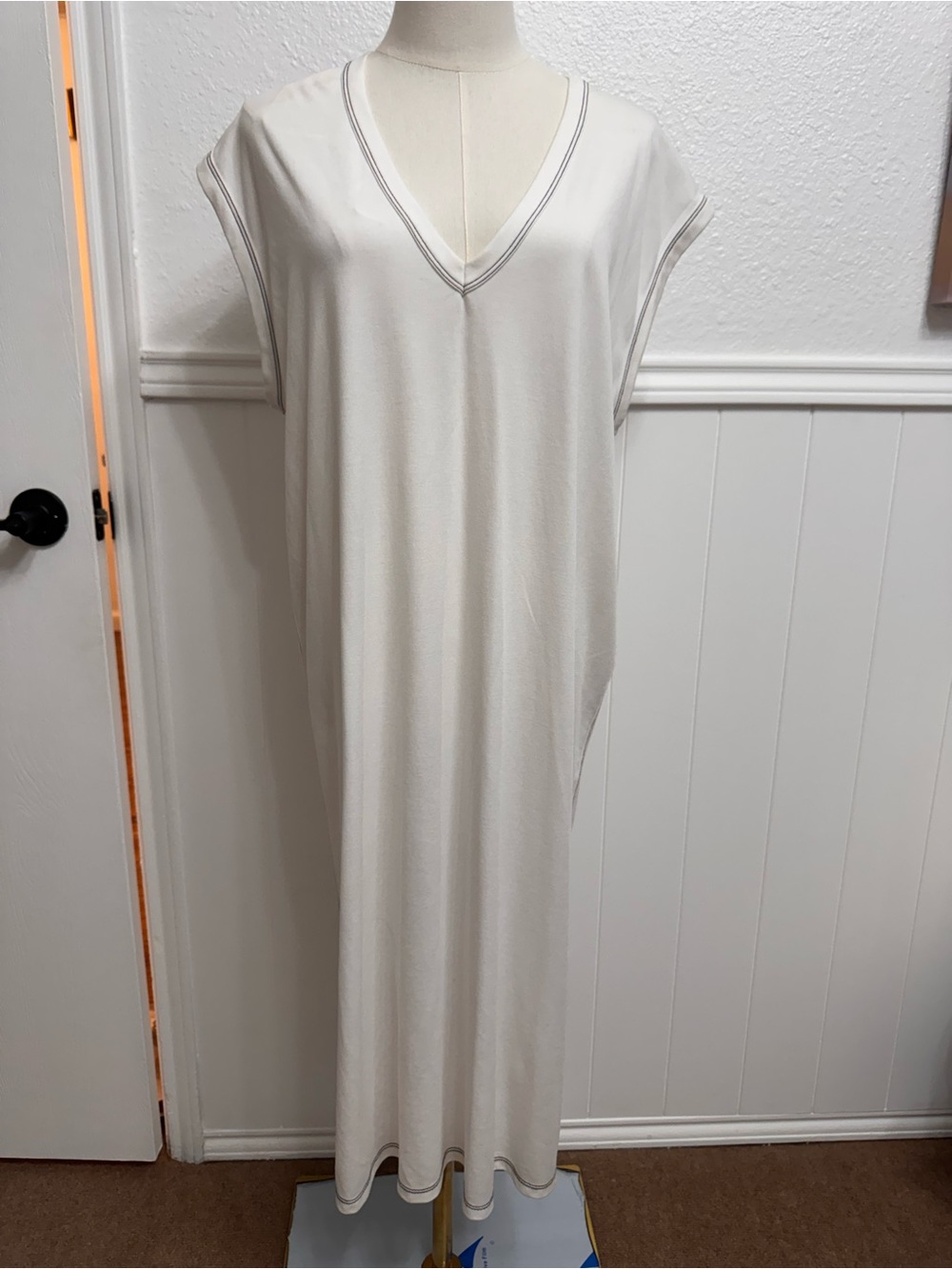 Zara White Top with Subtle Gray Stitching